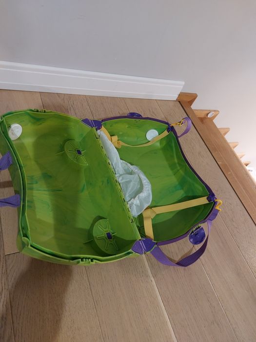 Walizka na kółkach trunky