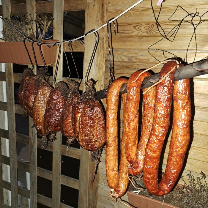 Mięso, kiełbasy domowego wędzenia