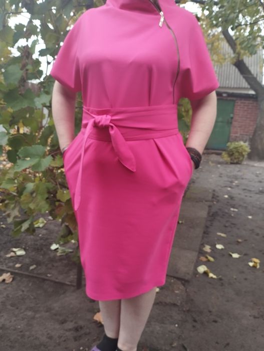 Рожева сукня з поясом