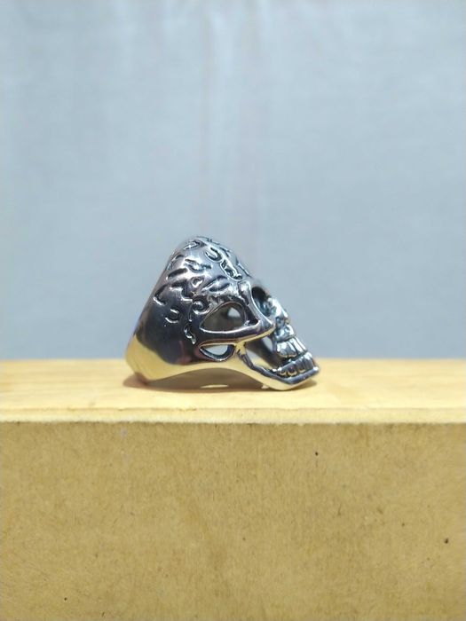 Anel em aço com formato de caveira