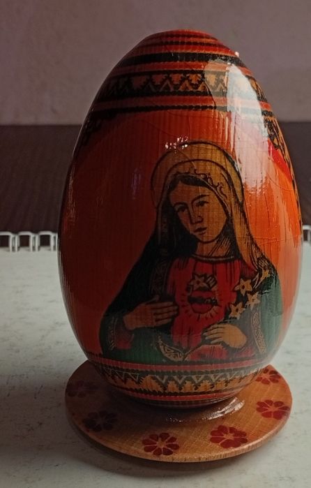 Деревянная писанка на подставке
