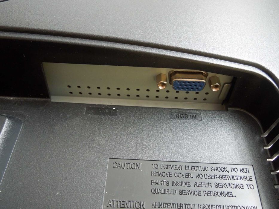 Monitor Samsung 943NWX - 19" - em óptimo estado com cabo de alimentação e cabo vga