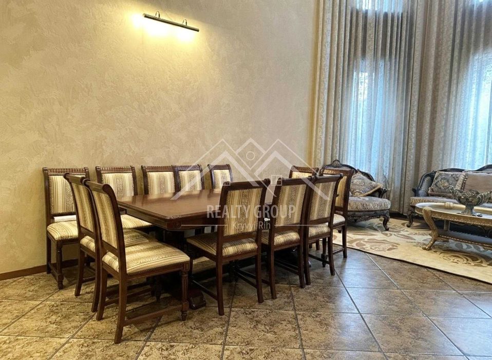 Продаж великого будинку в центрі міста