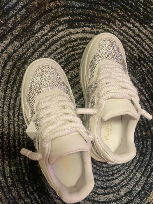 Шикарные кроссовки Валентино на танкетке со стразами, коллекция 2023