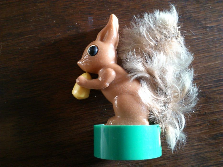 Afia lápis de coleção anos 70, esquilo come avelã quando se puxa  rabo