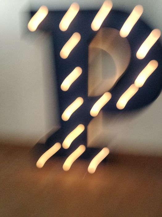 Letra P alumínio com luz