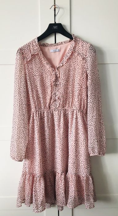 Sukienka falbany pudrowy róż