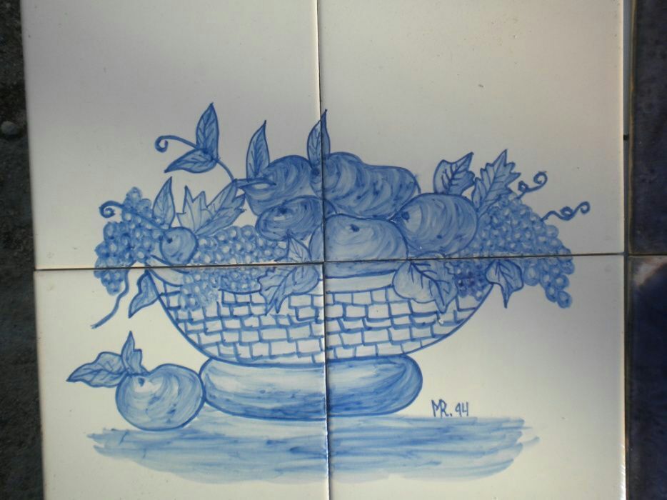 Cesto com frutos pintados à mão.