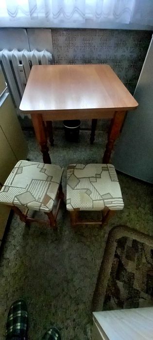 Stół kuchenny + dwa taborety.