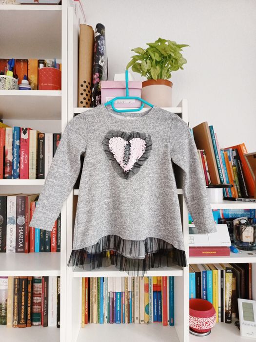 Sweter, Madżi, 128, szary, cekinowe serce, czarna falbanka