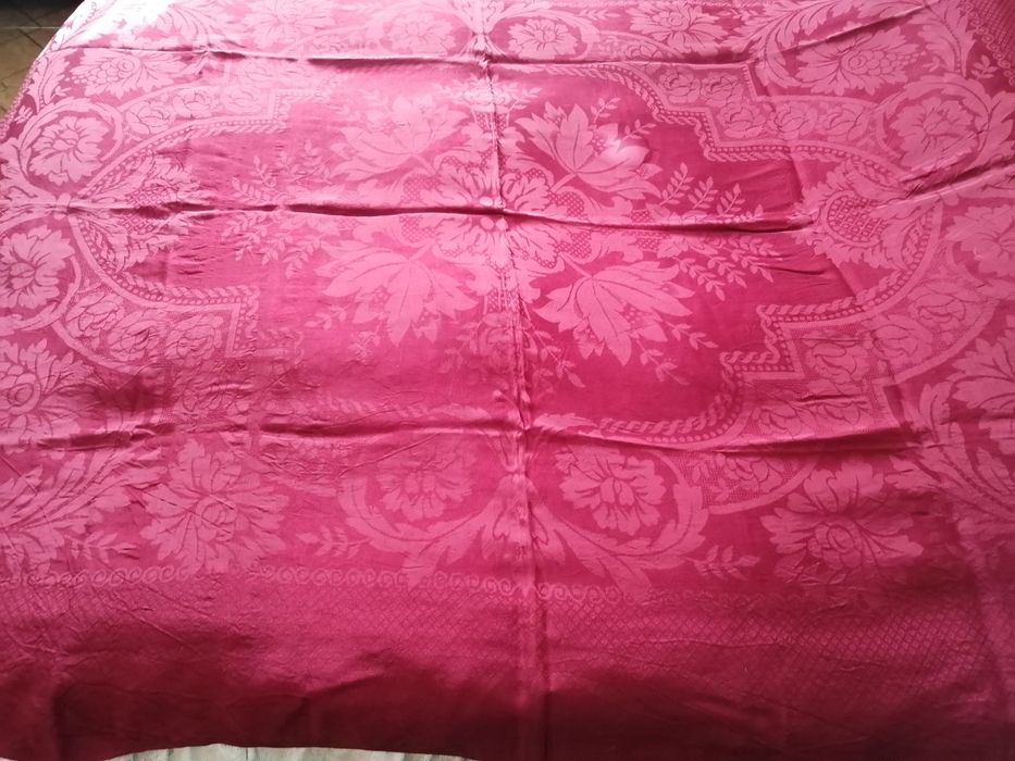 coberta de altar em cetim boudeaux