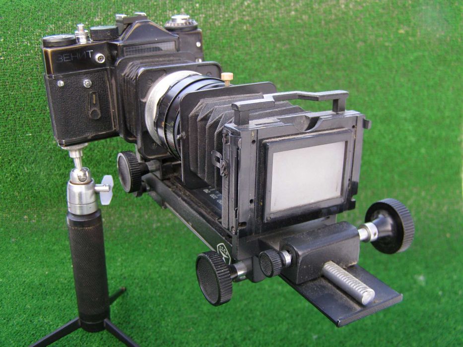 Прилад для мікрофотознімання та перезйомки слайдів