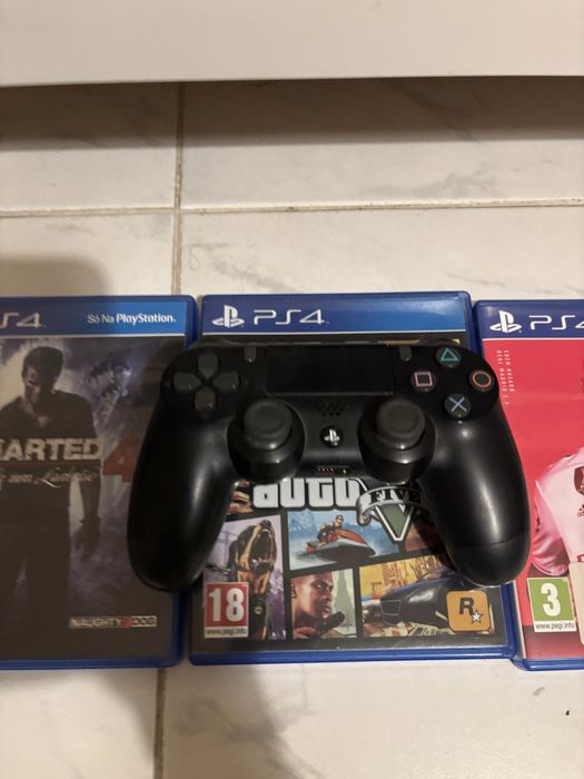 Playstation 4 + comando + jogos