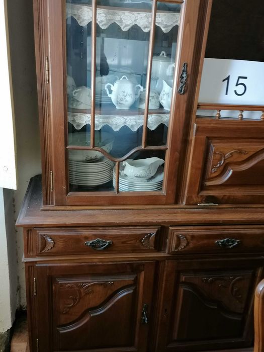 Mobília de sala de jantar, completa, em bom estado (arredores Pinhel)