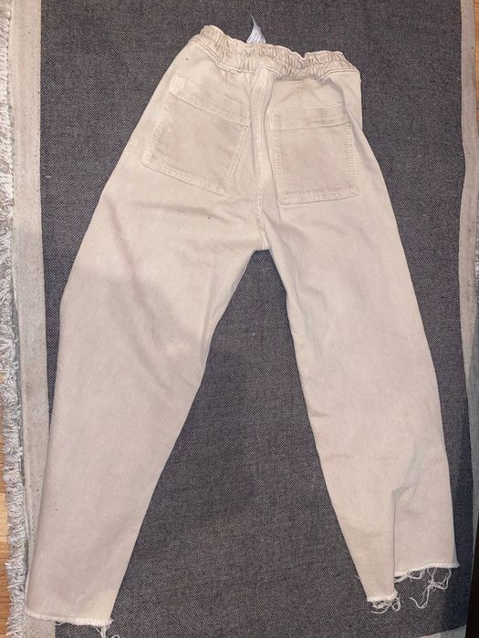 Spodnie ZARA o kolorze kremowym