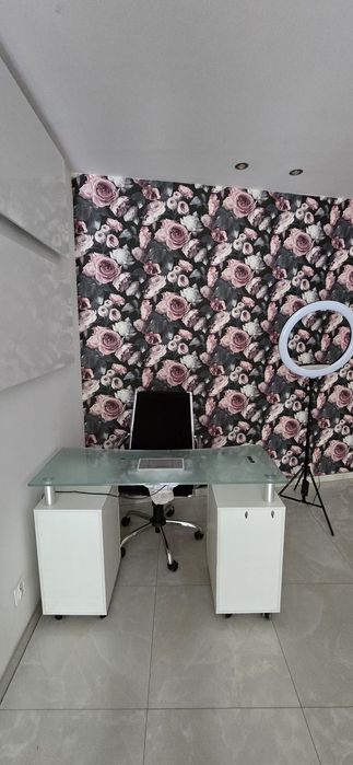 Do wynajęcia Stanowisko fryzjerskie manicure  Wyposażone