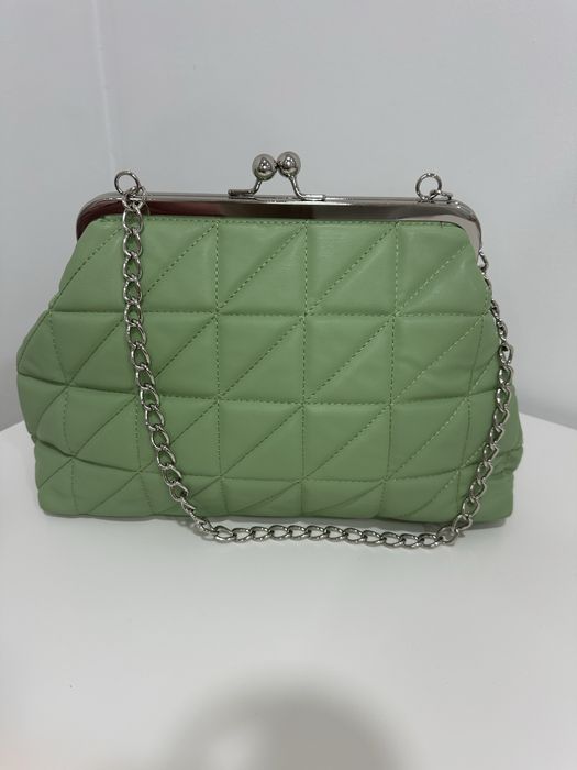 Mala de senhora verde, em bom estado.