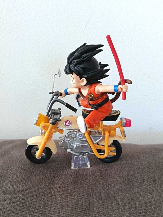 Mini Goku a brincar em uma motocicleta