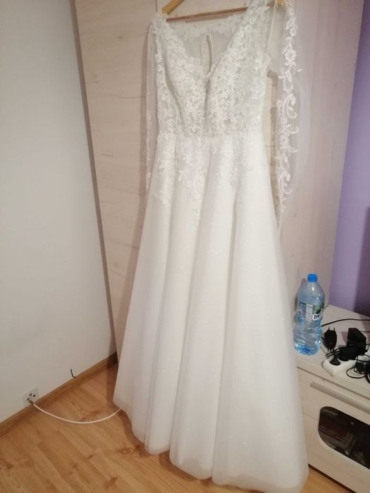 Piekna Suknia ślubna z rekawem