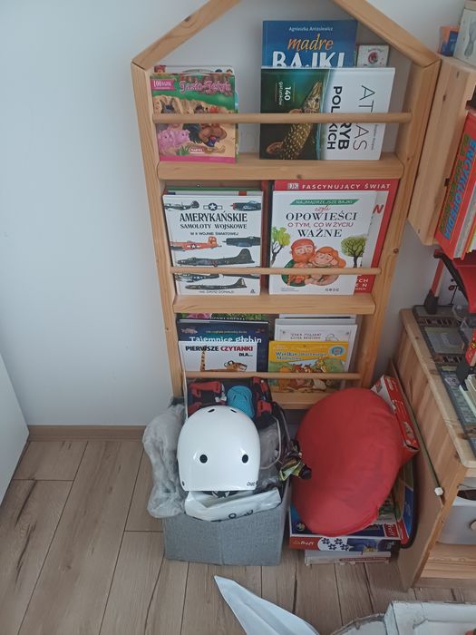 Regał na książki dla dzieci . Domek na książki