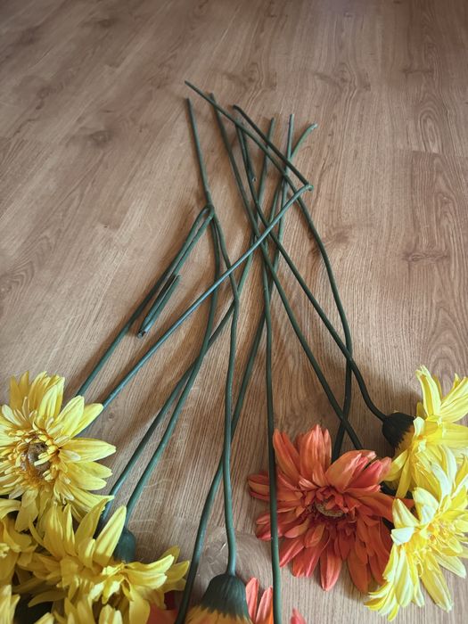 Flores artificiais amarelas e laranjas