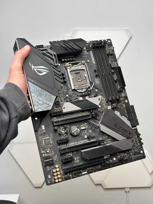 Топова материнська плата Asus ROG Strix Z390-E Gaming під Intel Core i9-9900K Socket 1151 v2 KLAVAcomp