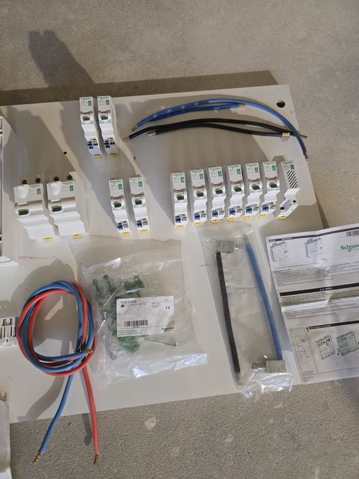 Rozdzielnica elektryczna  Schneider Resi 9 wraz z osprzętem
