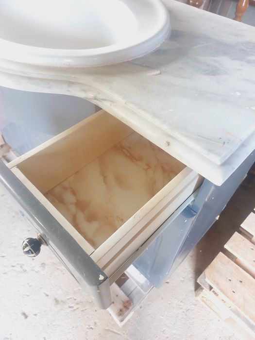 Móvel com pedra e lavatório