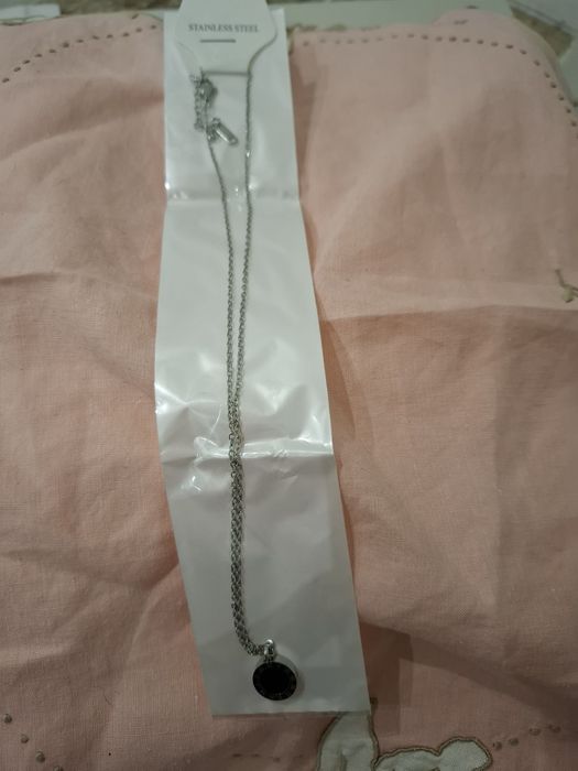Colar / Fio prateado com pingente preto Aço
Novo