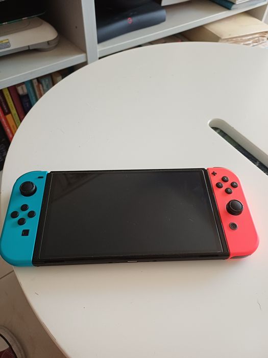 Nintendo Switch OLED Azul e Vermelha