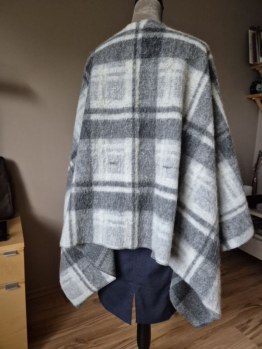 Wełniane włoskie poncho