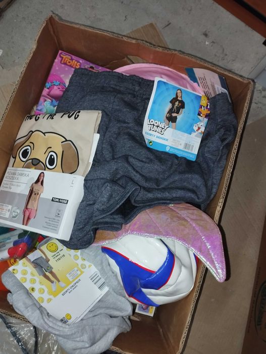 Karton z zabawkami i ubraniami