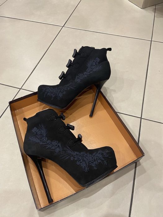 Жіноче взуття ботільйони