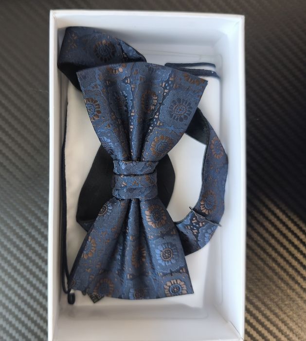 Mucha muszka do garnituru