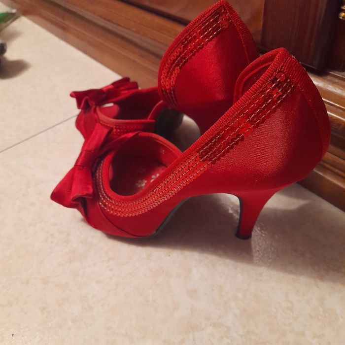 Sapatos vermelhos com laço