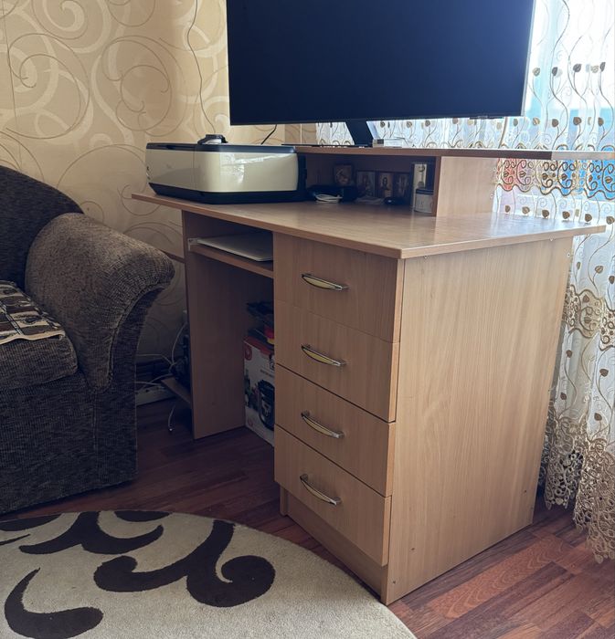 Продам стіл в вітальню