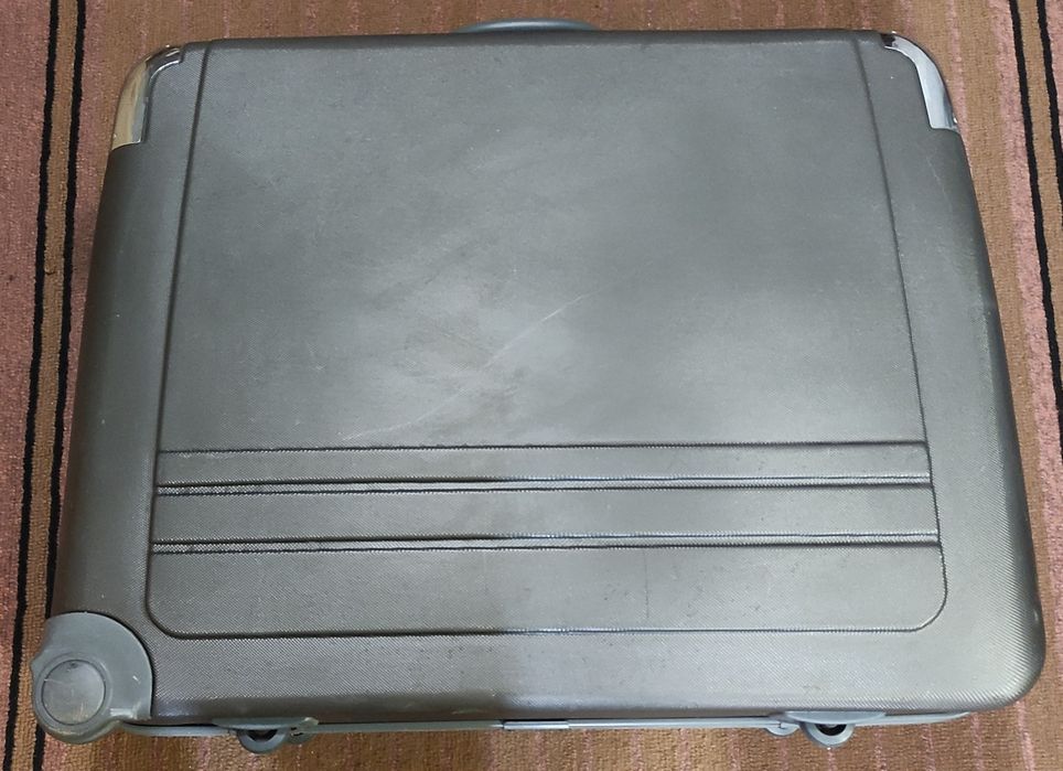 Пластикова валіза