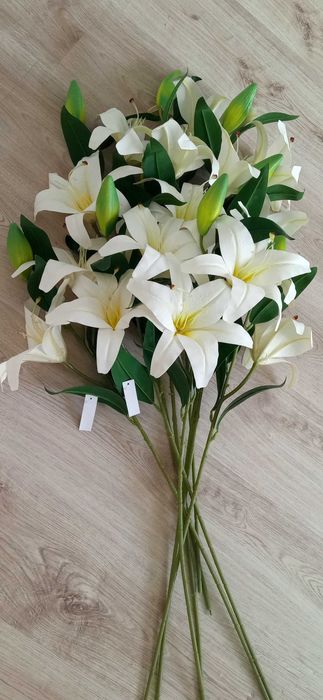 Lilie sztuczne gumowe silikonowe, jak żywe.