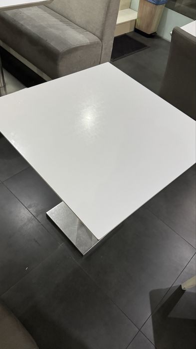 Mesas, cadeiras, sofas e móvel