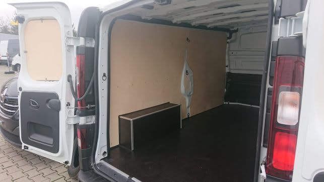 Zabudowa podłogi, boków i drzwi w aucie Renault Trafic L1H1