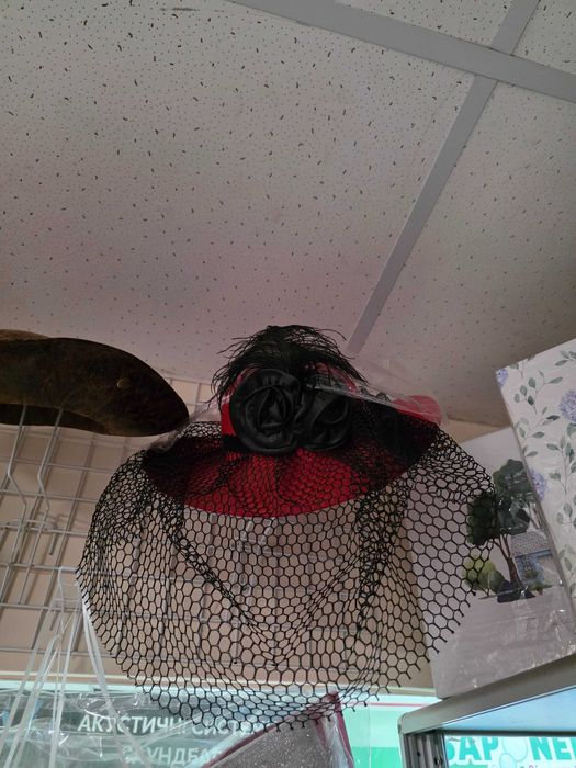 Шляпи карнавальні різні в наявності