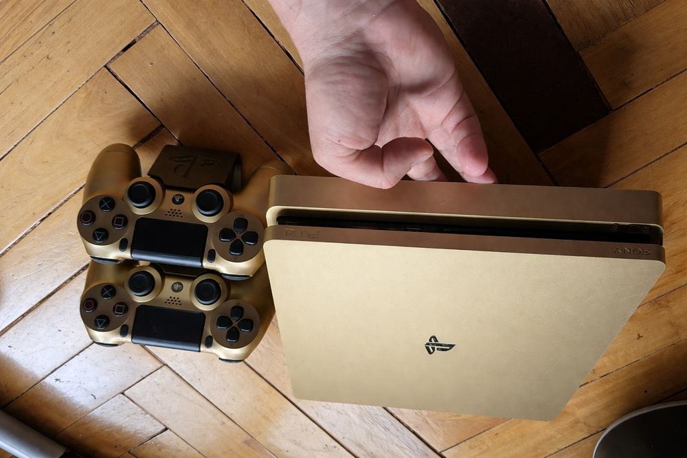 Продам PlayStation 4 Slim Gold + PS VR великим комплектом.