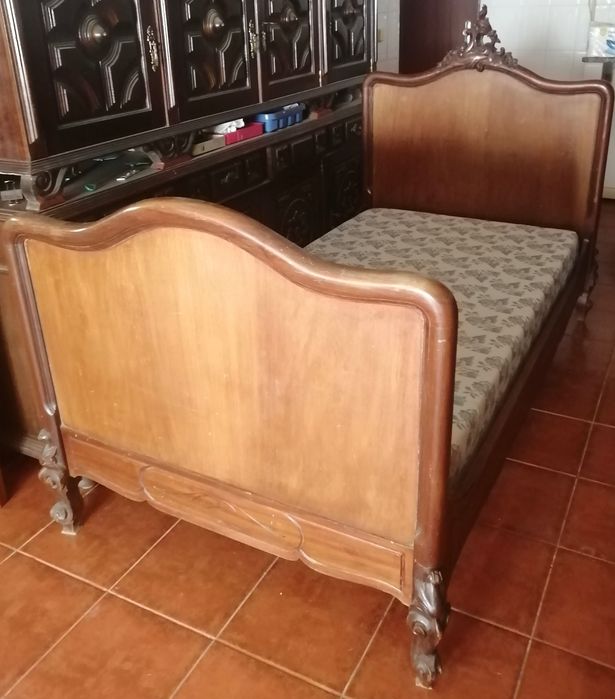 cama de estilo em madeira nobre, com estrado e colchão, não entrego