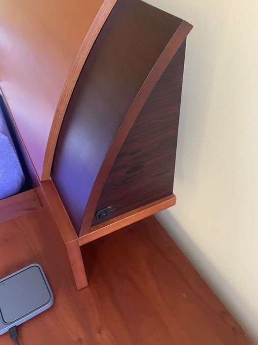 Cama casal com cabeceiras e espelho