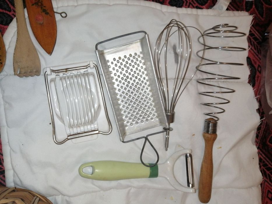 Talheres madeira e pratos para bolos