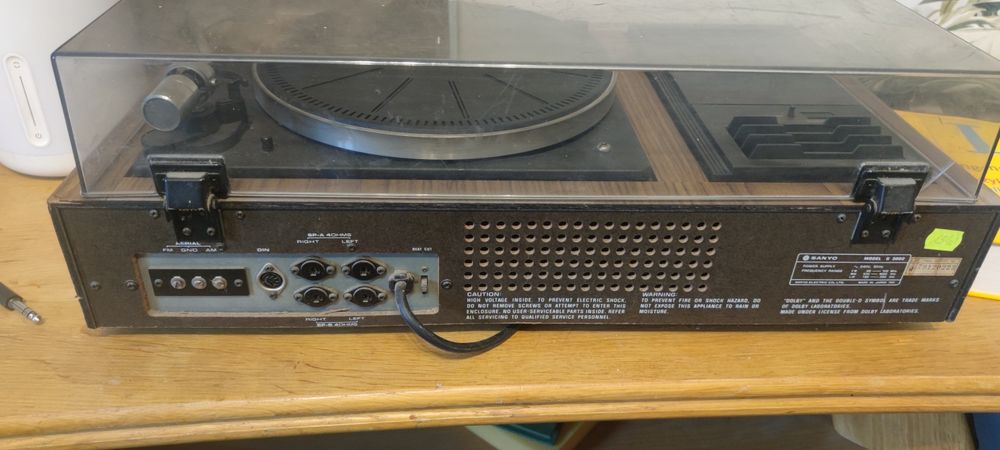 Gramofon z amplitunerem i magnetofonem kasetowym Sanyo  G3002