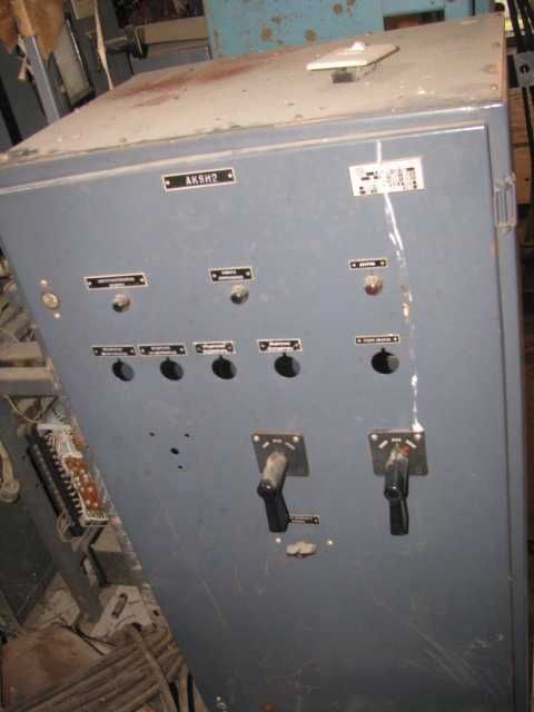 Ящик комутаційний електричний металевий з дверцятами, що закриваються.