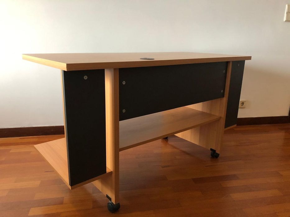 Mesa de escritório para PC e impressora