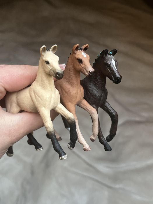 Figurki źrebaki hanoweskie koń schleich