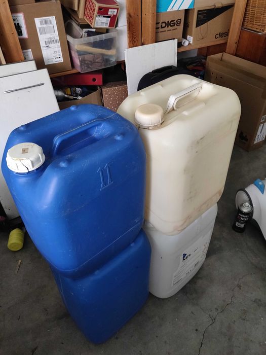 jerricans (recipientes)